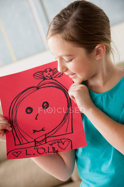 Menina com um desenho — Fotografia de Stock