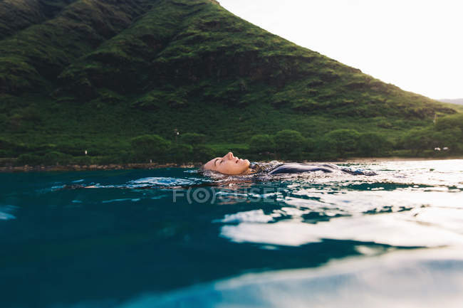 Nadador flutuando na superfície do mar — Fotografia de Stock