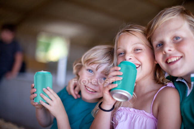 Kinder trinken Limo in Garage — Stockfoto