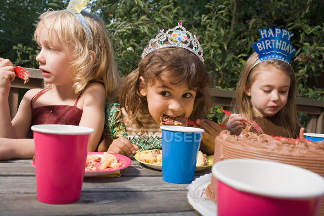 Дівчата їдять торт на день народження — стокове фото