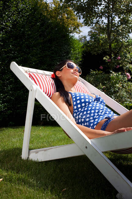 Mujer tomando el sol en traje de baño - foto de stock
