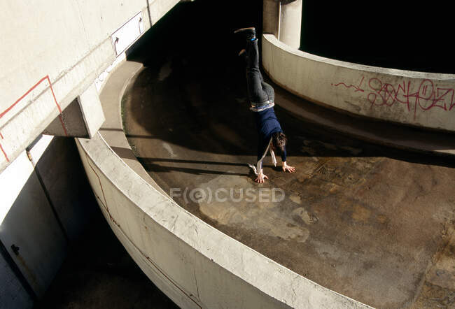 Persona haciendo handstand en la calle - foto de stock