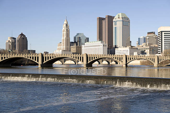 Scioto river with waterfall and Columbus skyline, USA — Stock Photo