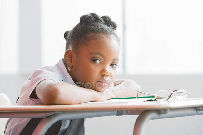 Портрет африканской американской школьницы в классе — стоковое фото