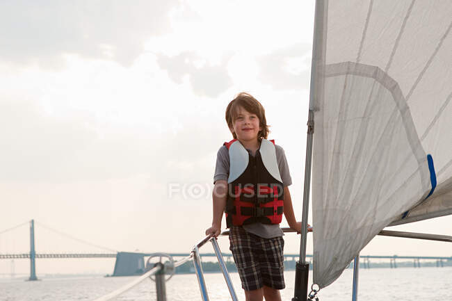 Giovane ragazzo a bordo yacht — Foto stock
