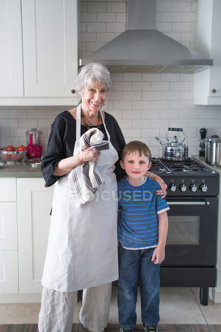 Портрет бабушки и внука на кухне — стоковое фото