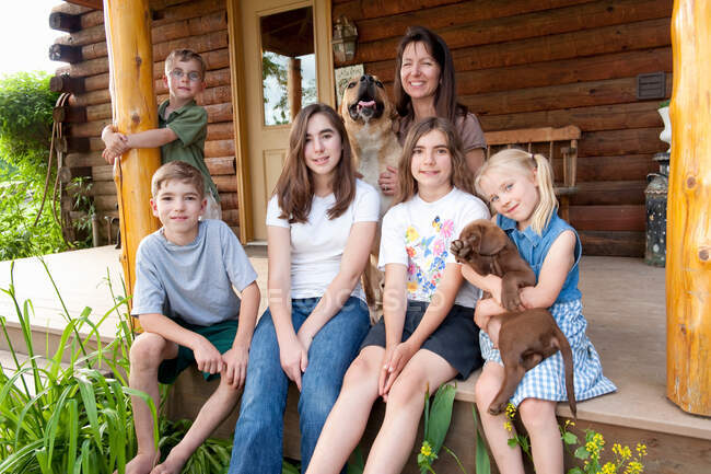 Retrato de família na frente de casa — Fotografia de Stock