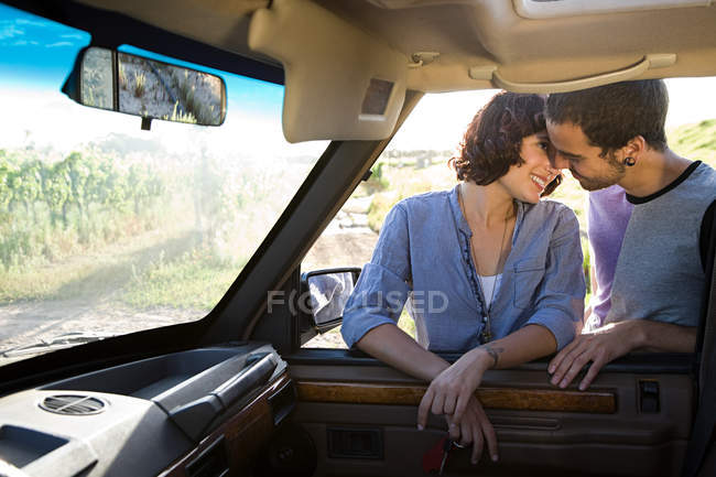 Vue avant de Couple en voiture — Photo de stock