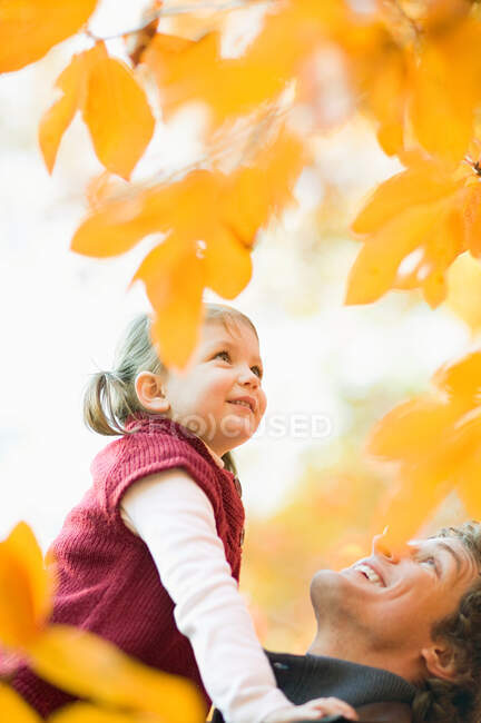 Padre e hija en el parque - foto de stock