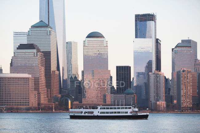 Kreuzfahrtschiff in der Nähe von Wolkenkratzern — Stockfoto