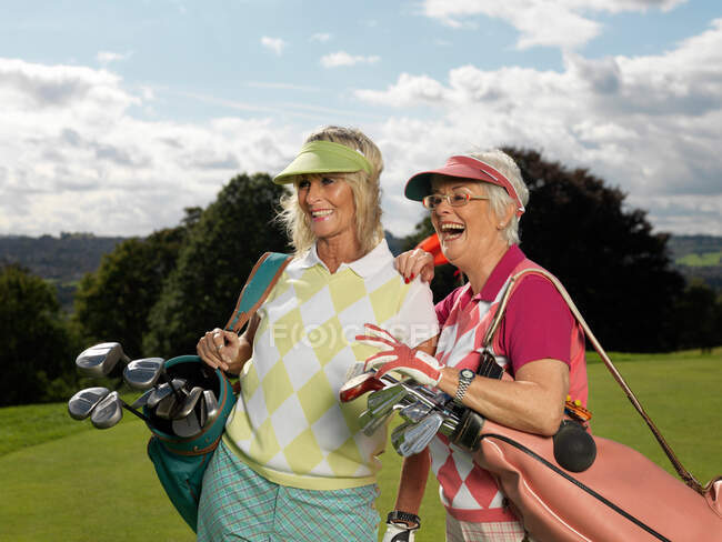Donne mature che giocano a golf — Foto stock