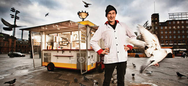 Lächelnder Mann steht vor Food-Truck — Stockfoto