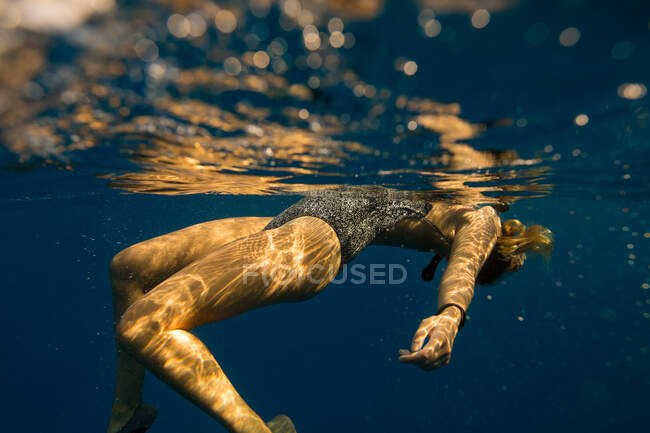 Vista subaquática da mulher flutuando, Oahu, Havaí, EUA — Fotografia de Stock