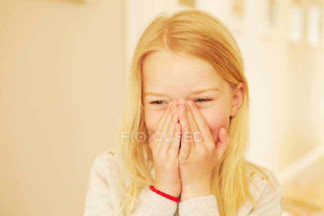 Молода дівчина прикриває рот, крупним планом — стокове фото