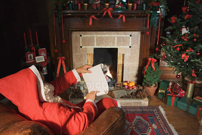 Санта Клаус читает записку — стоковое фото
