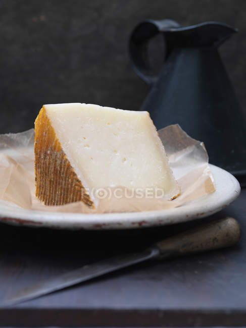 Manchego cheese on plate — Stock Photo