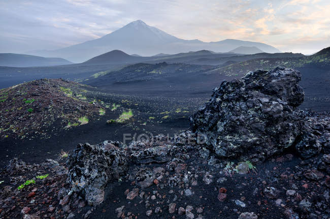 Campo de lava y Volcán Tolbachik - foto de stock