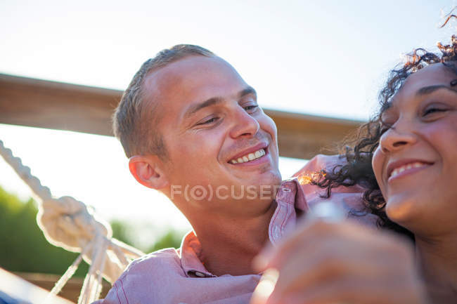 Jovem casal sorrindo juntos na varanda, close-up — Fotografia de Stock