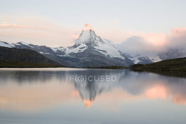 Matterhorn reflejado en el lago - foto de stock