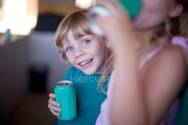 Дети пьют газировку в гараже — стоковое фото