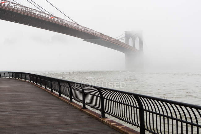 Fog rolling over Brooklyn bridge — Stock Photo