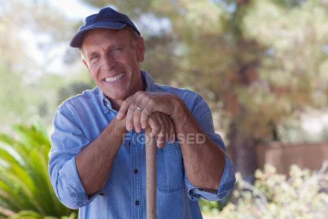 Older man gardening outdoors — Stock Photo