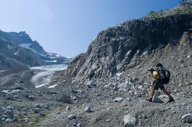 Homem escalador perto de Chickamin Glacier, Ptarmigan Traverse, North Cascades, Washington EUA — Fotografia de Stock
