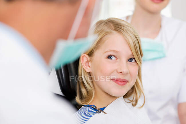 Fille dans le bureau des dentistes — Photo de stock
