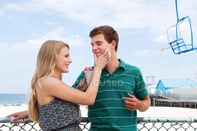 Couple adolescent avec cône de neige — Photo de stock