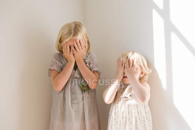 Girls playing hide and seek — Stock Photo