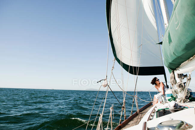 Молодая женщина на палубе яхты — стоковое фото