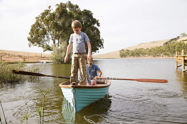 Famille avec bateau à rames — Photo de stock