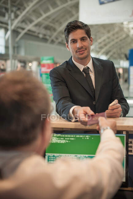 Imprenditore al check-in aeroporto in zona — Foto stock