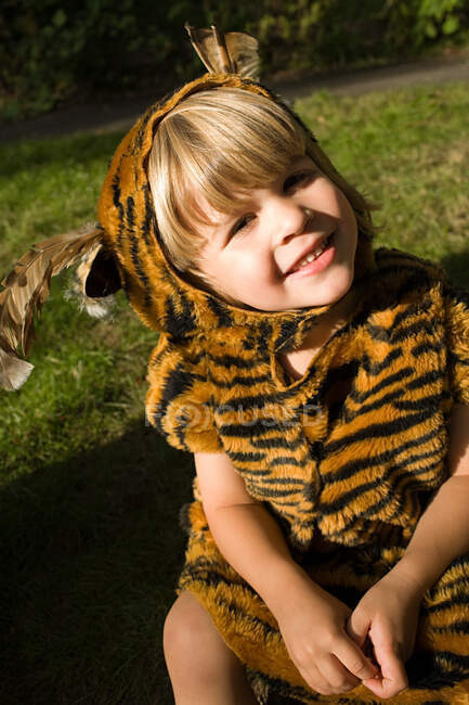 Хлопчик одягнений як тигр — стокове фото