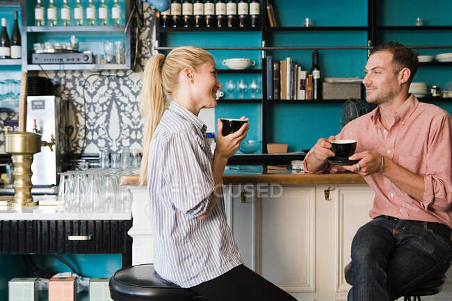 Couple au café bar — Photo de stock