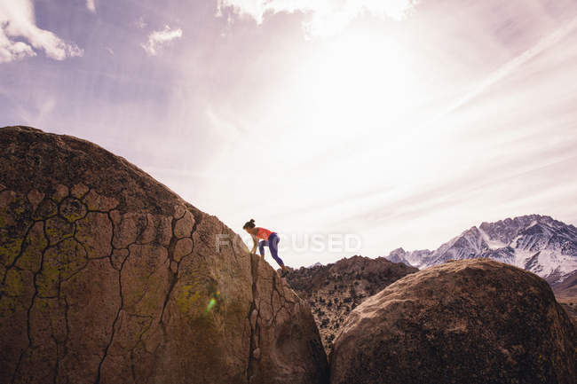 Жінка, що піднімається на скелю, Buttermilk Boulders, Bishop, California, Usa — стокове фото