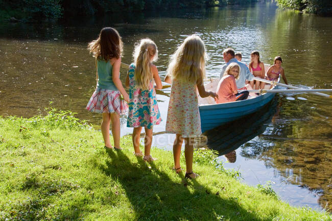 Дети на лодке — стоковое фото
