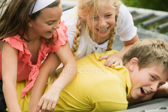2 meninas lutando com o menino — Fotografia de Stock
