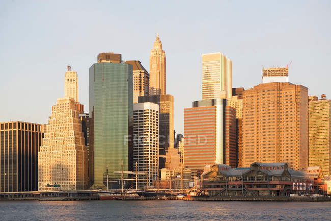 Vista lejana de la ciudad de Nueva York al atardecer, EE.UU. - foto de stock