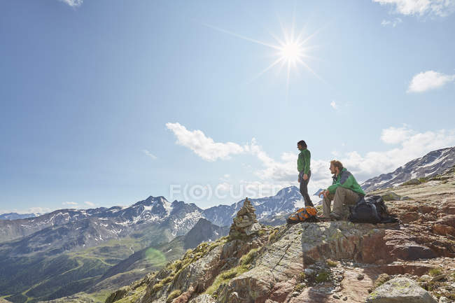 Jeune couple de randonneurs regardant le glacier Val Senales, Val Senales, Tyrol du Sud, Italie — Photo de stock
