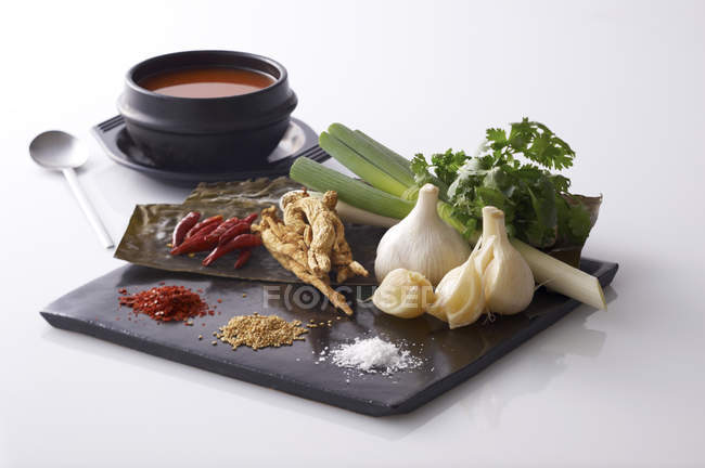 Épices et légumes asiatiques avec bol de soupe — Photo de stock
