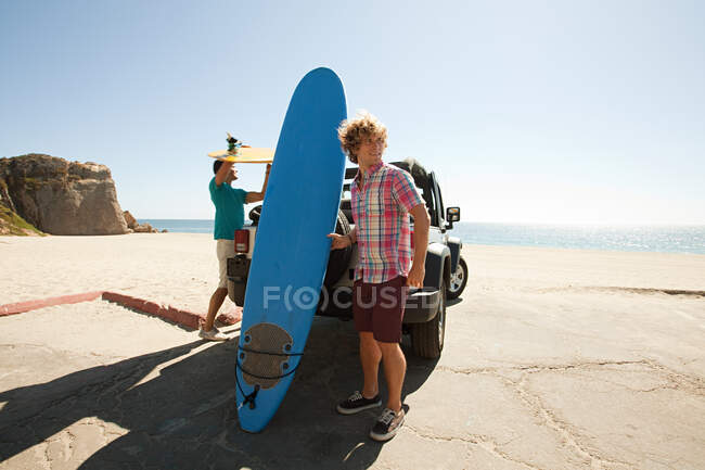 Deux jeunes hommes avec planches de surf — Photo de stock