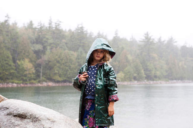 Дівчина в дощ в Національний парк Акадія, Мен, США — стокове фото