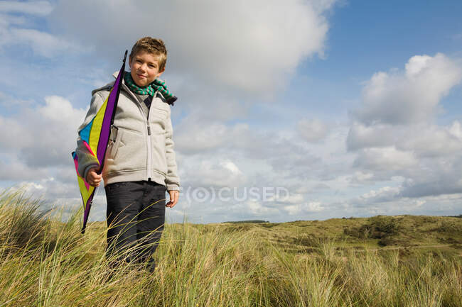 Мальчик с воздушным змеем — стоковое фото
