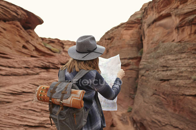 Frau schaut auf Karte, Seite, arizona, usa — Stockfoto
