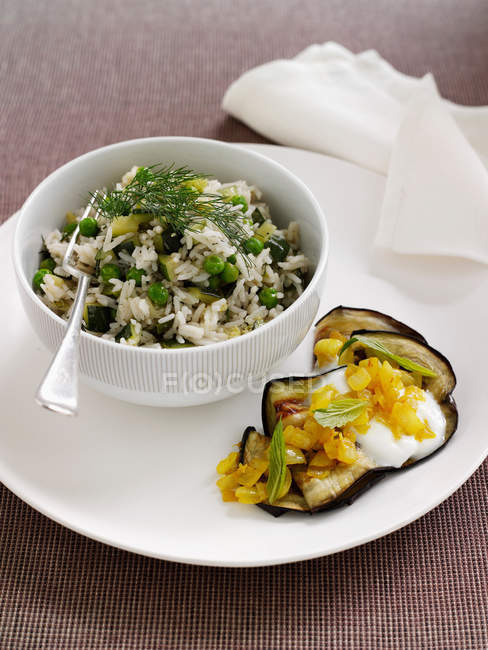 Teller Auberginen mit Reis und Bohnen — Stockfoto