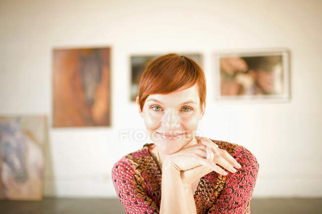 Donna in galleria d'arte — Foto stock
