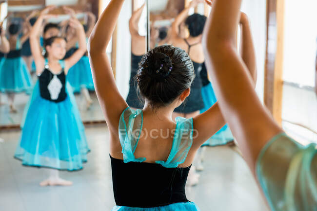 Артисты балета, практикующие в студии — стоковое фото