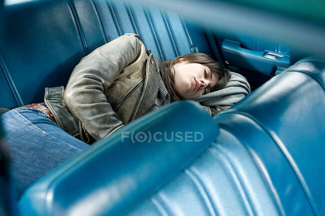 Mujer joven dormida en coche - foto de stock