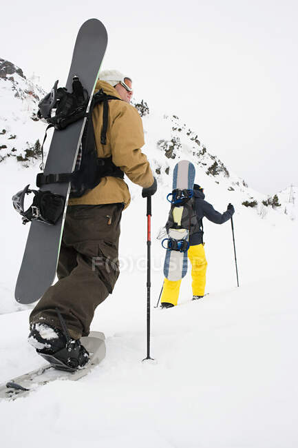 Visão traseira de dois homens esquiando — Fotografia de Stock